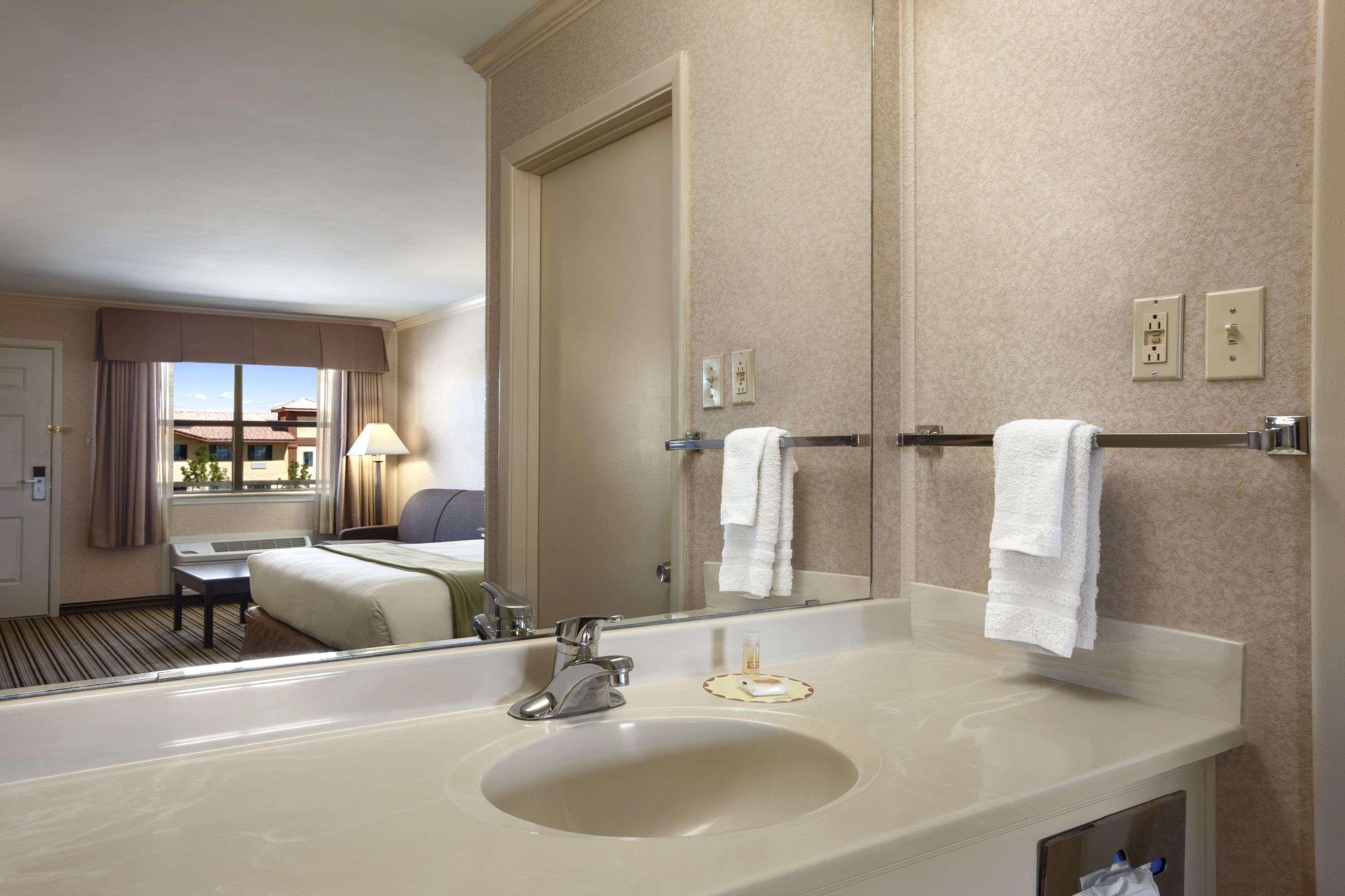 Days Inn By Wyndham Grants Eksteriør billede